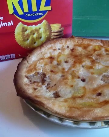 No apples? No problem! This vintage pie fooled taste buds with Ritz crackers and a whole lotta sugar. | Do You Remember When