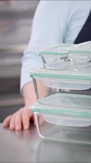 Meal prep tips with Lisa: Glass containers or plastic containers? Learn more on Gear Heads on YouTube. #glasscontainers #storage #quicktips
