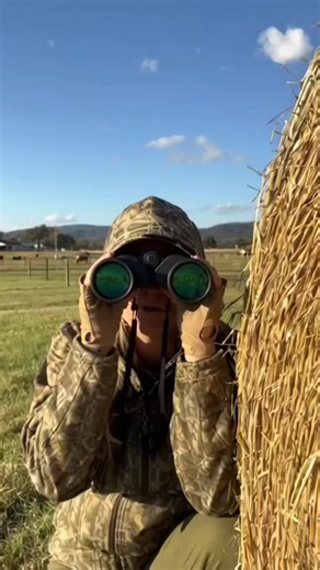 Long-range clarity without the bulk. These 15x52 Yoelerey binoculars are built for serious zoom, crisp detail, and steady viewing whether you’re glassing wildlife, scouting from the arena, or spotting targets at a distance. 15x magnification for powerful zoom 52mm objective lens for brighter, sharper images HD optics with wide field of view Great low-light performance for early mornings & dusk Durable, non-slip grip for real outdoor use Perfect for hunting, bird watching, hiking, sporting events