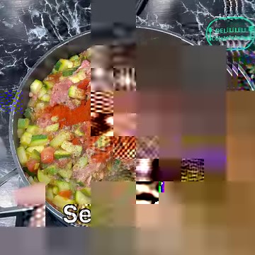 Une recette facile, rapide et économique de POIVRONS FARCIS 🫑 Ingrédients : 500g de poulet haché Huile d’olive 3 poivrons tricolores 3 oignons verts 2 courgettes 2 tomates 3 gousses d’ail 200g de riz cuit Parmesan Mozzarella râpée Sel, poivre, paprika, gingembre Persil | Deli Cuisine