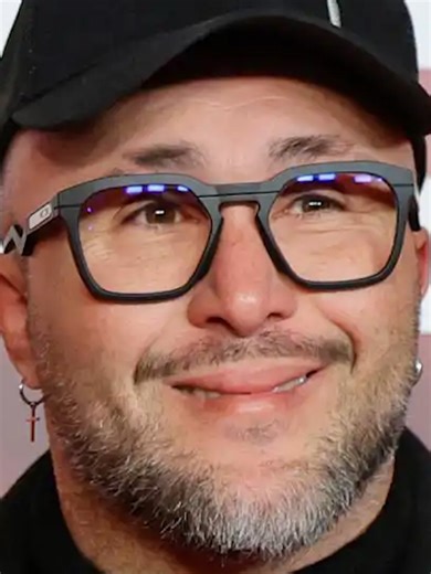 La inesperada petición de Kiko Rivera a Cristiano Ronaldo ha sacudido la actualidad mediática, fusionando el mundo del espectáculo con el deporte de élite. El DJ sevillano habría contactado con el astro portugués solicitando la cifra de un millón de euros, una propuesta que ha generado un aluvión de teorías y comentarios en redes sociales. El trasfondo de este movimiento parece estar ligado a un ambicioso proyecto empresarial o la resolución de problemas financieros que arrastra el hijo de Isabe