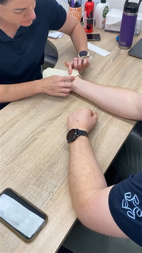 Riverina Occupational Therapy | Wagga Wagga & Albury-Wodonga on Instagram: "Check out how our Hand Therapist make a custom night splint! 😴 Hand therapists commonly recommend and fabricate custom night splints to address a variety of hand and wrist conditions by maintaining a specific, neutral position during sleep. Common reasons include: 👉Healing & Pain Reduction: By keeping the wrist straight, a night splint can alleviate pain and numbness associated with conditions like carpal tunnel syndro