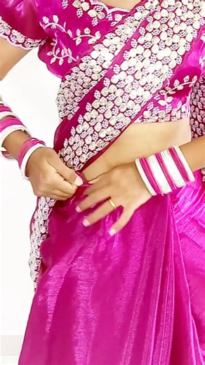 Saree Style on Instagram: "Side fitting technique #sareeindia #sareelove #reel #sareestyle #sarees #fbviral #fb #fbreelsvideo #fallfashion #fblifestyle #fbreels #fbreelsvideo #reelsfb #reels"