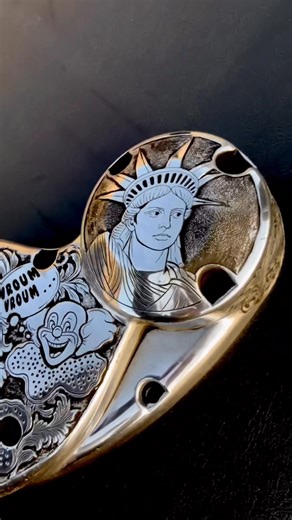 2ᵉ volet du projet Sportster. Après le primaire AC/DC et le cache poulie Mont Rushmore, voici enfin le carter de distribution gravé à la main. À la base, mélange improbable entre Mont Rushmore, Statue de la Liberté, clowns et feuilles d’acanthe… et puis, après une quarantaine d’heures de doute, tout s’aligne. Le résultat est là. Vous en pensez quoi ? Second chapter of the Sportster project. After the AC/DC primary cover and the Mount Rushmore pulley cover, here is the fully hand‑engraved timing 