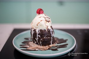 ¿Queque de chocolate sin harina de ningún tipo, cocinado en microondas y en solo 2,5 minutos? ¡Claro que es posible! Idea novedosa que les traigo junto a Cuisinart Latinoamérica. Ingredientes 2 huevos 1,5 cdas de cocoa amarga en polvo 1 cda de aceite 1 cdita de vainilla 3 cdas de azúcar 2 cdas de chispas de chocolate 2 cdas de nueces picadas (opcional) Pizca de sal Pd: Pueden hacerlo también sin azúcar utilizando sustituto al gusto. El huevo sí es necesario. Seguime en todas mis redes FB Chef So