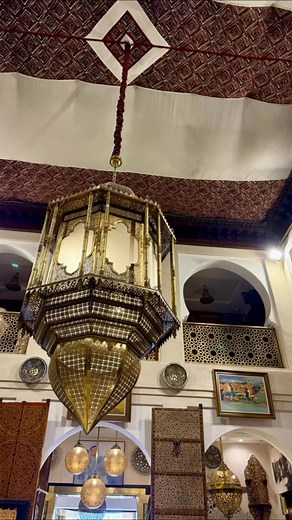 🕌 Plongée dans le Souk de Marrakech 🌿✨ Au cœur de la médina, le souk de Marrakech est bien plus qu’un marché : c’est un véritable labyrinthe vivant, témoin de plusieurs siècles d’histoire. Né au XIᵉ siècle, sous la dynastie des Almoravides, il s’est développé autour de la mosquée Ben Youssef et reste aujourd’hui l’un des plus vastes et anciens du Maghreb. 🧵 Un monde en soi Ici, chaque ruelle a son âme : • le souk des teinturiers avec ses bassins colorés, • le souk des forgerons où résonnent e