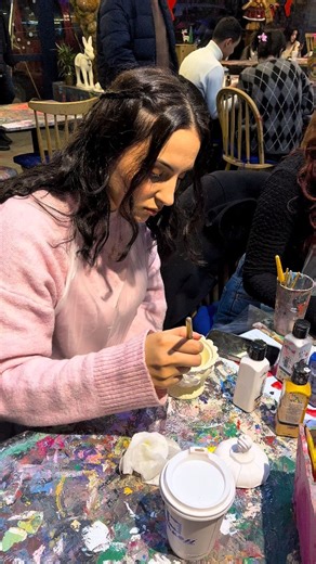 Wallmoss Coffee Shop® on Instagram: "Türkiye'nin ilk sanat kafesi Wallmoss'ta bir yandan kahvenizi icerken diger yandan da stres atiyorsunuz. Şimdiden iyi eğlenceler. ☕️🎨🌿 #sanat #ankarasanat #ankara #ankaraetkinlik #wallmoss"