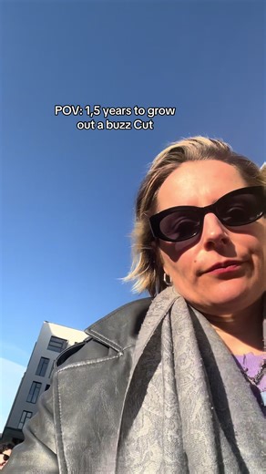 Macht es - es ist nicht so schlimm 🙃 2019 habe ich eine der besten Entscheidungen getroffen und meine Haare abgeschnitten. Meine Entscheidung habe getroffen, weil ich nicht mehr abhängig vom Schönheitsbild sein wollte. Es war mir am egal wie es aussehen wird, dass war eine Befreiung. Auch die Jahre in denen ich Buzz Cut getragen habe, waren wie eine Befreiung, ich morgen aufstehen konnte und nichts machen musst, das ist einfach magisch. Ich hätte eigentlich nie gedacht, dass ich meine Haare wie