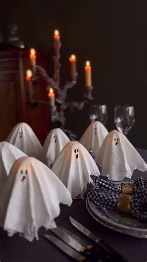 Helena Lyth on Instagram: "Halloween made easy! 👻 Jag vågar gissa på att du har hushållspapper hemma, vatten garanterat, så med andra ord är du nu bara myrsteg ifrån att pyssla halloweens sötaste små spöken. Du har nästan en månad på dig… 🧻💦🖊️👻"