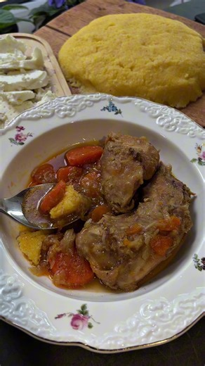 Iepure la tigaie după rețeta simplă și gustoasă a mamei.🫶 Ingrediente: - 1 kg carne de iepure (tăiată bucăți); - 2 cepe; - 2 morcovi mari; - 3-4 căței de usturoi; - 200 ml apă; - Sare și piper după gust; - 1 linguriță boia dulce (opțional). Mod de preparare: - într-o tigaie încinsă punem carnea la prăjit pentru 5-6 minute pe toate părțile, până se rumenește puțin. Eu nu am pus ulei în tigaie deoarece carnea avea multă grăsime și s-a prăjit în propria untură; - apoi turnăm apă, adăugăm ceapa și 