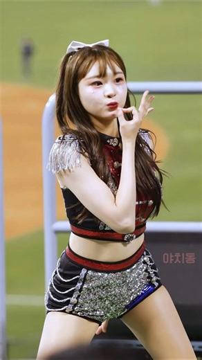 🚫 This visual attack seriously crossed the line;;⛔️ Shin Seo-yoon Cheerleader Fancam Holy Moly Ou...