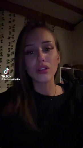 Etre sdf c’est la situation la plus triste au monde 😢Elle raconte avoir croisé un homme à la rue, le visage couvert de sang, pendant que tout le monde passait à côté sans réagir. En parlant avec lui, il raconte que c'est déjà arrivé des dizaines de fois que des jeunes en sortant de boite de nuit viennent vers lui pour le tabasser...Le fait qu’elle pleure en racontant son histoire, c’est le niveau d’empathie minimum qu’on devrait tous avoir mais on est aseptisé..