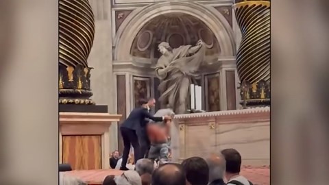 Vatican: Un homme urine sur l’autel de la basilique Saint-Pierre