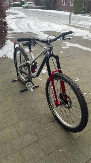 Downhill MTB Adventure: Thrills and Techniques