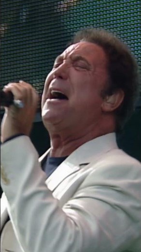 Tom Jones performing 'Mama Told Me Not To Come' @The Prince's Trust Party In The Park 2001