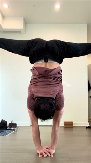 Overlap Press #handbalance #acrobatics #bodyweighttraining #presshandstand