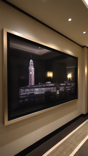 藝術與優雅氣息完美融合 不論是酒店大堂、接待廳或走廊，香港半島酒店的優雅格調讓您猶如置身藝術畫廊。漫遊遠東貴婦，在每個角落探索不同藝術靈感故事。 * Seamless fusion of art and elegance From The Lobby to the concierge counter and hallways, the elegant vibes of The Peninsula Hong Kong welcome guests into a living gallery. Wander at the Grande Dame, where each corner whispers the tales of inspiration. #PenMoments | The Peninsula Hong Kong