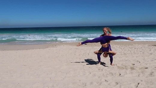 Surround yourself with people who bring you up! TAG that someone🙌🏼💯#acro #wodchallenge @gymshark