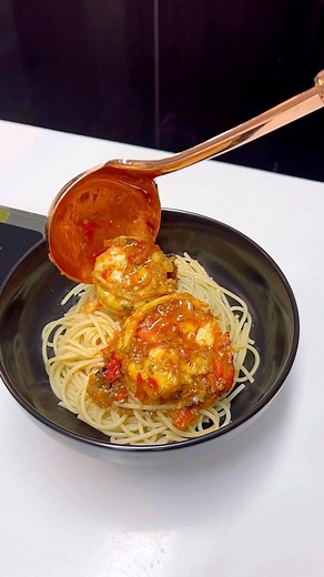 Are you hungry right now? 🌚🌛 Don’t keep your Jumbo Prawns laying around your freezer jare, Try this Smoked Pepper Prawns stew and thank me later 😍 You like? 🥰 I seasoned the Prawns with Onion powder Garlic powder Yaji Fish seasoning Pepper mix: Rodo, Tatashe, Tomatoes, Onions, Spring onions, Garlic Stew seasoning: Basil Parsley Fish seasoning Yaji Will you try this? 🥰 | Diaryofakitchenlover