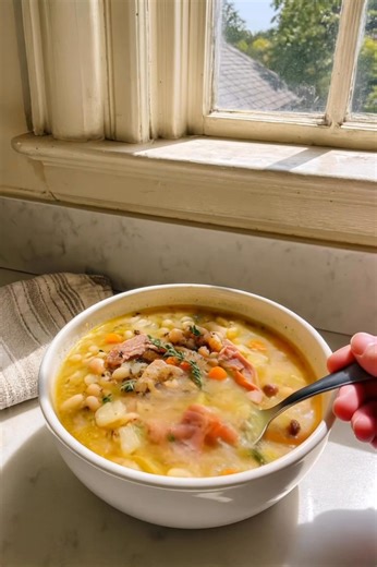 White Bean and Potato Soup “This is absolutely delicious. Don’t change a thing! I took this to a dinner party and everyone loved it, but I’ve been making it at home just for us too. It really only takes 30 minutes!” — That’s exactly the kind of review this White Bean and Potato Soup from deesviral earns. Creamy, hearty, and comforting, it’s the perfect quick soup for weeknights or gatherings. Ingredients ⭐️• 2 tbsp olive oil ⭐️• 1 medium onion, diced ⭐️• 3 garlic cloves, minced ⭐️• 2 medium pota