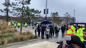 455K views · 9K reactions |  Gary Speed’s mother Carol joins Graham Stuart to lay a bouquet of flowers at the new talking bench named in Speed's honour at Hill Dickinson Stadium [ Chris Beesley] | Everton FC - Liverpool Echo | Facebook