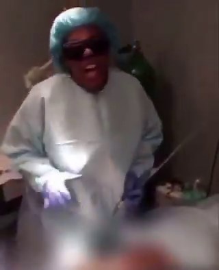 🇺🇸 An Atlanta based plastic surgeonfaced multiple malpractice lawsuits for negligence after she was dancing and singing while performing surgery.One of the lawsuits comes from a family that claims the doctor left their mother brain damaged.