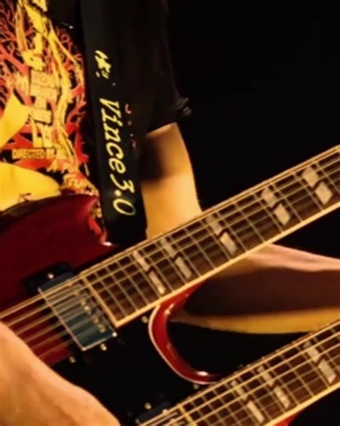 Oggi nel 2012 “Bollicine” veniva incoronato come l’album più bello di sempre (su Rolling Stone № 100) 💥🤟 "Cn quella pausa dopo "coca" mi divertivo a spaventare i benpensanti, quelli ke avevano paura del mio linguaggio e delle mie Canzoni.” 🎶...Piccolo...Spazio...Pubblicità...🔥 Pensa un po', si chiama "Coca Cola" perché nella prima ricetta c'erano le foglie di coca, ma nessuno ha mai avuto niente da ridire, mentre il mio era solo uno slogan al rovescio di ironia feroce contro la pubblicità, a