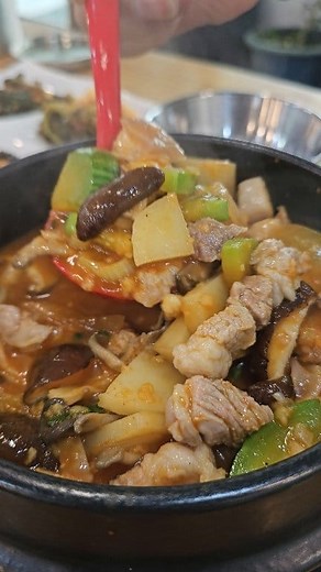 #양평_소노벨.. 구,#양평대명리조트 입구에 자리잡고 있는 #현지인_추천_맛집... 여기 정말 추천드리고 싶은 맛나는 곳이랍니다. #섭이랑_시골촌찌게, #섭해장국 그리고 무엇보다 이곳 사장님 두분께서 직접 잡아오시는 #문어숙회, #주꾸미, #갑오징어.. 거다가 속초에서 직송으로 받아서 맛나게 식탁에 오르는.. #생선구이"는 옴마~~^^ ㅎ #양평맛집 #양평소노벨맛집 #양평소노벨근처맛집 #양평대명리조트맛집 #전관영 #세상이야기 #M이코노미뉴스 #섭이랑 #국밥의발견 | 전관영