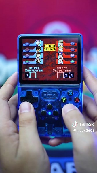 From road trips to flights,✈️ It’s your gaming mate, Fits in your pocket, It’s lightweight!🙈 Nostalgia hits hard, Like a wave from the past,💖 This ain’t just a console, it’s a memory blast!💥 @Wuds Game Store #gameplay #springtok #videogames #retrogaming #consolaretro #wudsgame #R36S