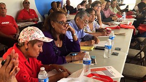 ‘Tecno Abuelos’ teaches Spanish-speaking seniors how to use technology