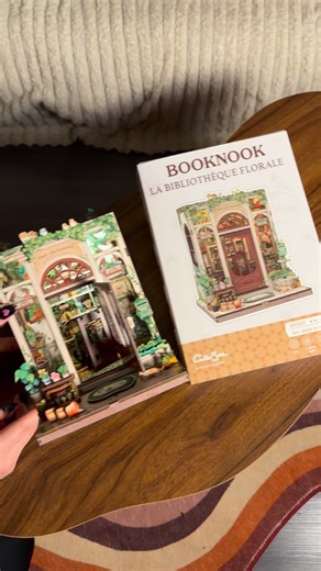 LeGrandPuzzle on Instagram: "TELLEMENT MIGNON 😍 Ça fait plusieurs mois qu’on entend parler des Booknook alors Laura a eu envie d’essayer ☺️ Et la voilà conquise par cette activité créativité à faire seule ou à plusieurs qui permet de construire un objet décoratif unique 🥰 On a eu la chance de les tester grâce à la marque française Cutebee 🇫🇷 distribuée par @blackrock_games et @blackrock_games_localization dans tous les magasins de jeux de société de proximité et l