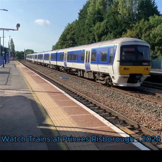Class 165 overtakes class 165 + 168 - Princes Risborough