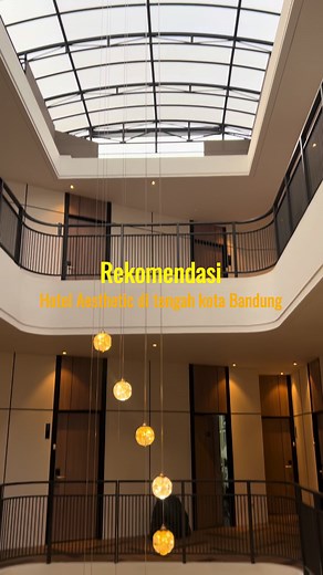 ‼️SAVE & SHARE DULU‼️ Rekomendasi hotel aesthetic di tengah kota Bandung yang wajib kalian datangi, coba deh nonton videonya sampai habis supaya kalian percaya hotel ini emang bagus dan lengkap banget, ditambah ada Cafe yang ga kalah bagusnya Ohya, aku ada discount khusus nih untuk followers ku yaitu discount 30% periode booking berlaku 1 bulan aja ya. untuk kode discountnya : KOLDISC30MUTIARA T&C applied ya kak, berikut untuk T&Cnya kak : 1. Room only 2. ⁠Room based on availability 3. ⁠This pro