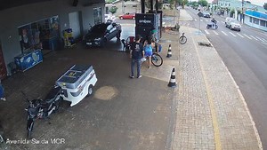 Acidente e agressão com homem embriagado, PM de Nova Santa Rosa por falta de viatura e policiais, diz que não pode atender caso que não são urgentes, cidade fica abandonada final de semana Um condutor embriagado atravessou a preferencial na tarde deste domingo e atingiu violentamente um motociclista que trafegava pela Santo Cristo em direção ao centro da cidade, o elemento embriagado seguia pelo sentido contrário a Santo Cristo e ao acessar a Rua Porto Lucena atravessou direto a avenida. A Políc