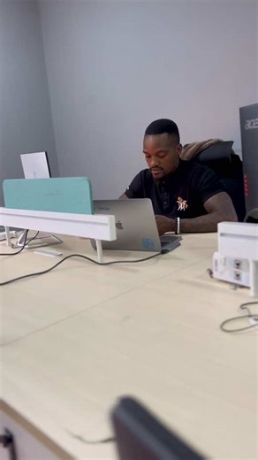Trying to work more 😂 #tiktokmalawi🇲🇼 ##tiktokmw🇲🇼🇲🇼 #office #fyp #malawitiktok🇲🇼