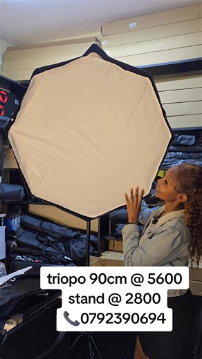 The Triopo 90cm Octagon softbox for speedlites is a deep umbrella type softbox that has a superior fabric with exquisite workmanship and fine crease resistance, making its reflective effect better. It features white soft cloths that act as light diffusers, making your light soft and even. The two cloths are both an internal diffuser as well as an external diffuser. Another characteristic of the Triopo 35