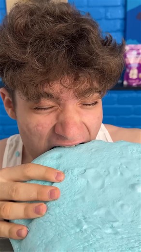 Tiny VS Giant Freeze Dried Gummy ASMR! 🥵 ft. @TrendyTreats | Spizee