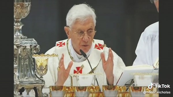 Pope Benedict XVI Chanting Preface in Latin