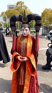 Este cosplay de Padmé Amidala ha dejado a todos sin palabras en la @starwarscelebration 2025 de Japón 👘🇯🇵 Elegancia galáctica nivel: Reina de Naboo 🫶 #starwars #starwarscelebration #padmeamidala #cosplay | Fotogramas