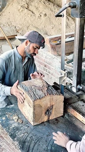 Log in skills hand 🤚🌳🪵🪾👍🔥#wood #woodworking #artandcraft #woodwork