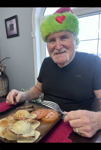 Got it — here’s the clean, ready-to-post version with those details added 👌🎄 Eggs Benedict Christmas Brunch 🤍 Christmas brunch doesn’t need to be complicated to feel special. This Eggs Benedict is cozy, simple, and a little elevated. I skip English muffins and use French bread, buttered and toasted in a skillet. You get the perfect balance of crispy on the outside and soft on the inside. Easiest Hollandaise Sauce: \t•\t3 egg yolks \t•\tSalt & pepper \t•\tJuice of 1 lemon \t•\t1 cup hot, melte