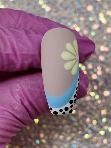 Cute little twist to a french with polka dots and a daisy. Perfect nail design for going into spring 👌 #nailsartvideos #nailinspo #naildesigns #nail #nailart