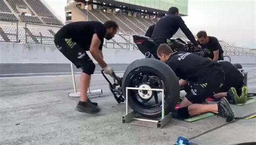 13K views · 1K reactions | 「Kawasaki Racing Team Suzuka 8H」のタイヤ交換作業の練習風景をお届け！ 鈴鹿8耐をはじめとする耐久レースでは、走行スピードだけでなく、ピット作業のスピードも重要です。 少しでもタイムを稼げるよう、さらに練習を重ねます！ #Kawasaki8H #kawasaki #KRT #鈴鹿8耐 #モータースポーツ #レース | Kawasaki | Facebook