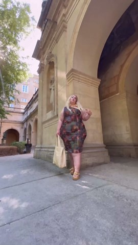 Virginie Grossat | Plus size fashion | Food | Je fais la belle, toujours en @prettylittlething 🌱 Avec le code MOOD tu profites de - 20 % sur le site et de la livraison gratuite ✨... | Instagram