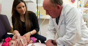 Bebê que nasceu com coração fora do peito recebe alta nos EUA