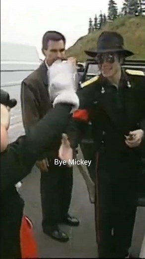 Michael Jackson saying goodbye to Mickey & Minnie while leaving ❤❤