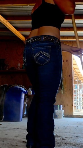 NaughtyRedFarmgirl.com #farmlife #farmchores #jeans #westernfashion #outfitideas #bluejeans #WesternStyle | Red Farm2.0