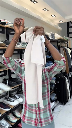 Polo Berluti très joli, une pièce élégante et raffinée pour un style chic et distingué. Disponible dès maintenant chez nous. 📞 225 0701079330 JJK DESIGN – Dealer de charisme. #ModeAbidjan #LuxeAbidjan #HommeStylé #StyleDeClasse #JJKDesign 🔥@JJK Design Cotonou Agontinkon @JJk Design Pk10 @Boutique JJK Abidjan @jjk.design8