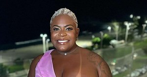 Jojo Todynho rouba a cena na praia ao surgir de maiô branco ousado