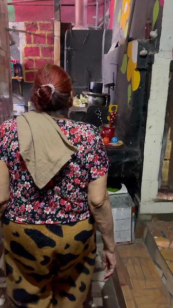 4.5M views · 10K reactions | Agradeço aos comentários imundos que fizeram esse movimento aqui. Já tem meia dúzia falando sobre as cascas que estão em cima do fogão. Vou desenhar aqui: essas cascas ficam aí em cima até o outro dia de manhã, pois usamos elas para ajudar a acender o fogo. Mas para algumas pessoas é difícil compreender mesmo, talvez eu tenha que colocar as cascas numa sacola da Vivara . | Casa Reciclada | Facebook